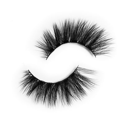 Chula Beauty Luxury Silk Lashes in style "Chacalosa" Vegan, cruelty-free, real silk that is comfortable and weightless on the eyes.